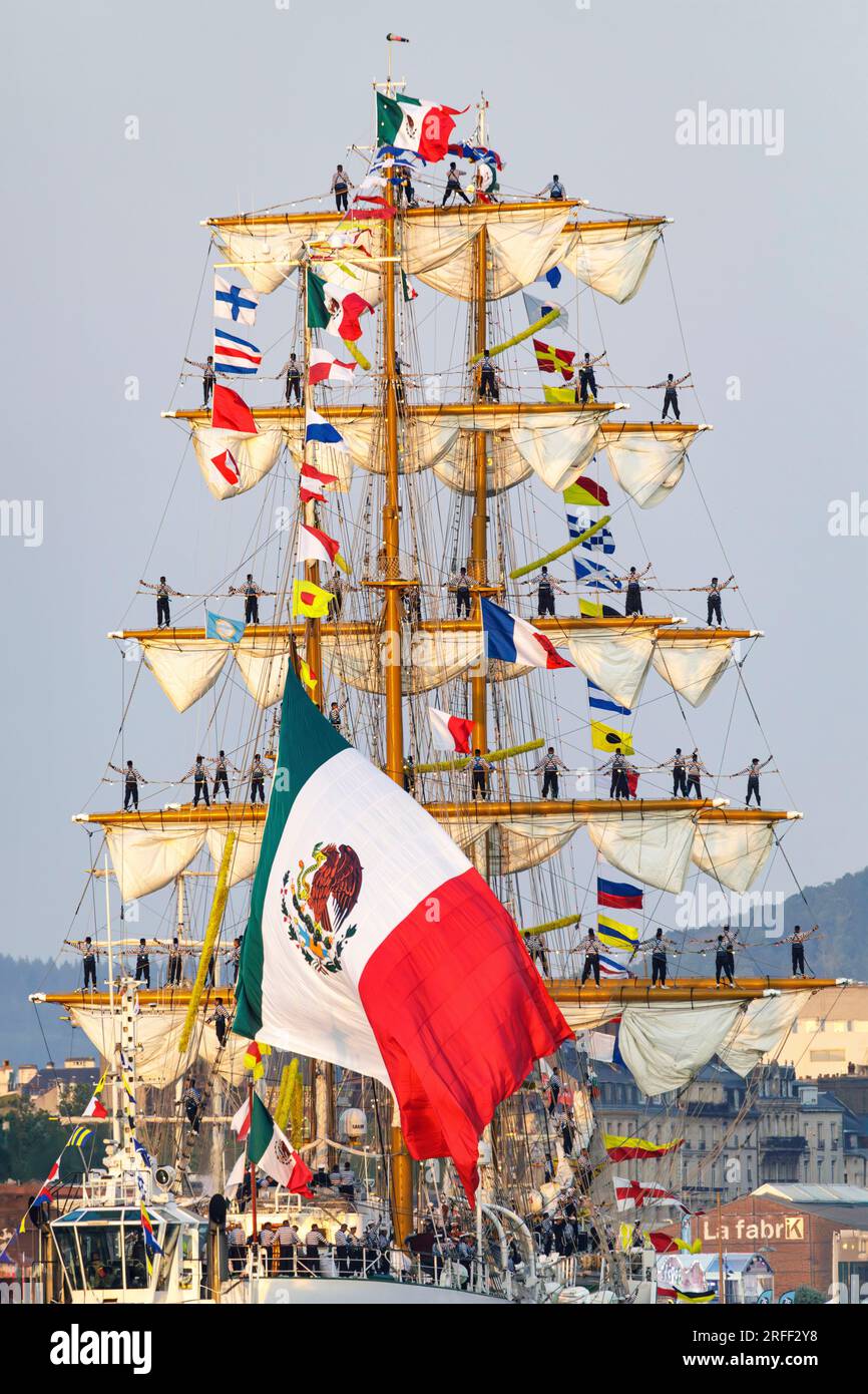 Frankreich, seine-Maritime, Rouen, Armada 2023, feierliche Ankunft des mexikanischen Ausbildungsschiffs Cuauhtemoc, in der Innenstadt des Flusshafens, Matrosen bemannt die Werften Stockfoto