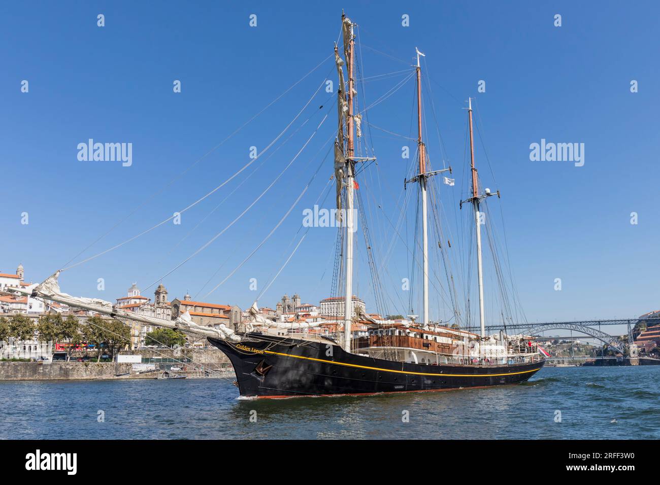 Der Gulden Leeuw oder Goldene Löwe am Douro mit der portugiesischen Stadt Porto im Hintergrund. Der Dreimasten-Topsegel-Schoner war kaputt Stockfoto