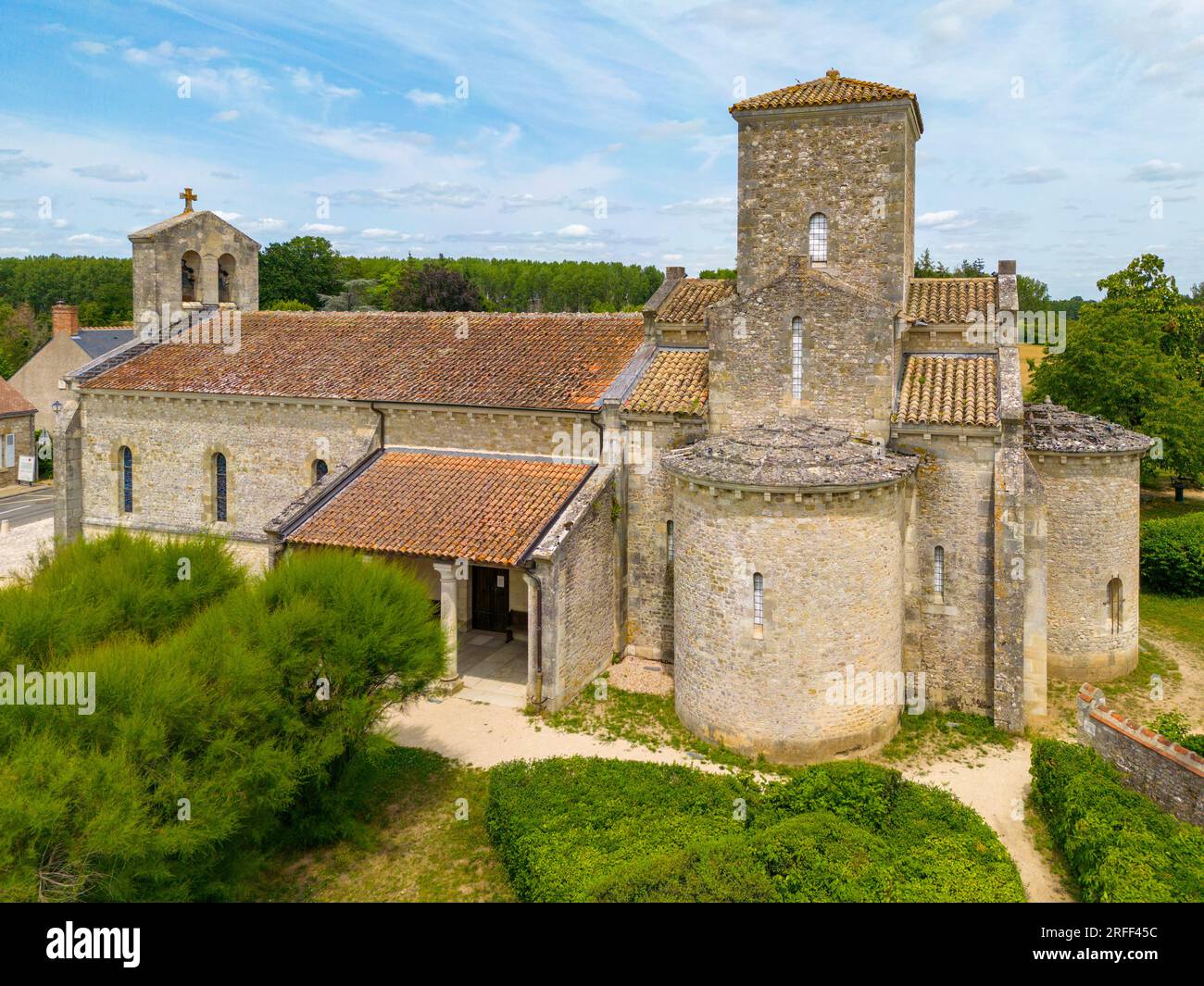 Frankreich, Loiret, Loiretal, UNESCO-Weltkulturerbe, Germigny des Pres, Karolingische Oratorium von Germigny des Pres oder Kirche der Heiligen Dreifaltigkeit (Luftaufnahme) Stockfoto