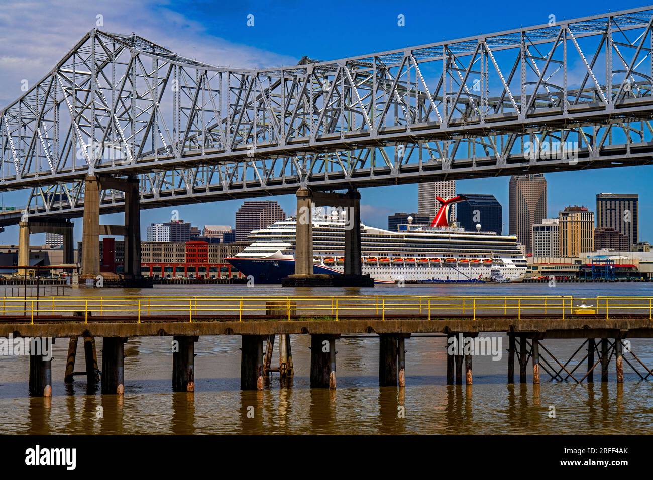 Usa, Louisiana, New Orleans, die Crescent City Connection über den Mississippi River ist der 5. Brücke in der Welt Stockfoto