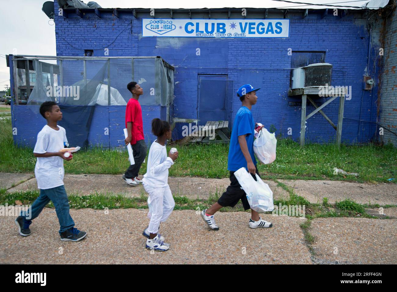 USA, Mississippi, Clarksdale, junge Leute, die vor einem Juke Joint vorbeikommen Stockfoto