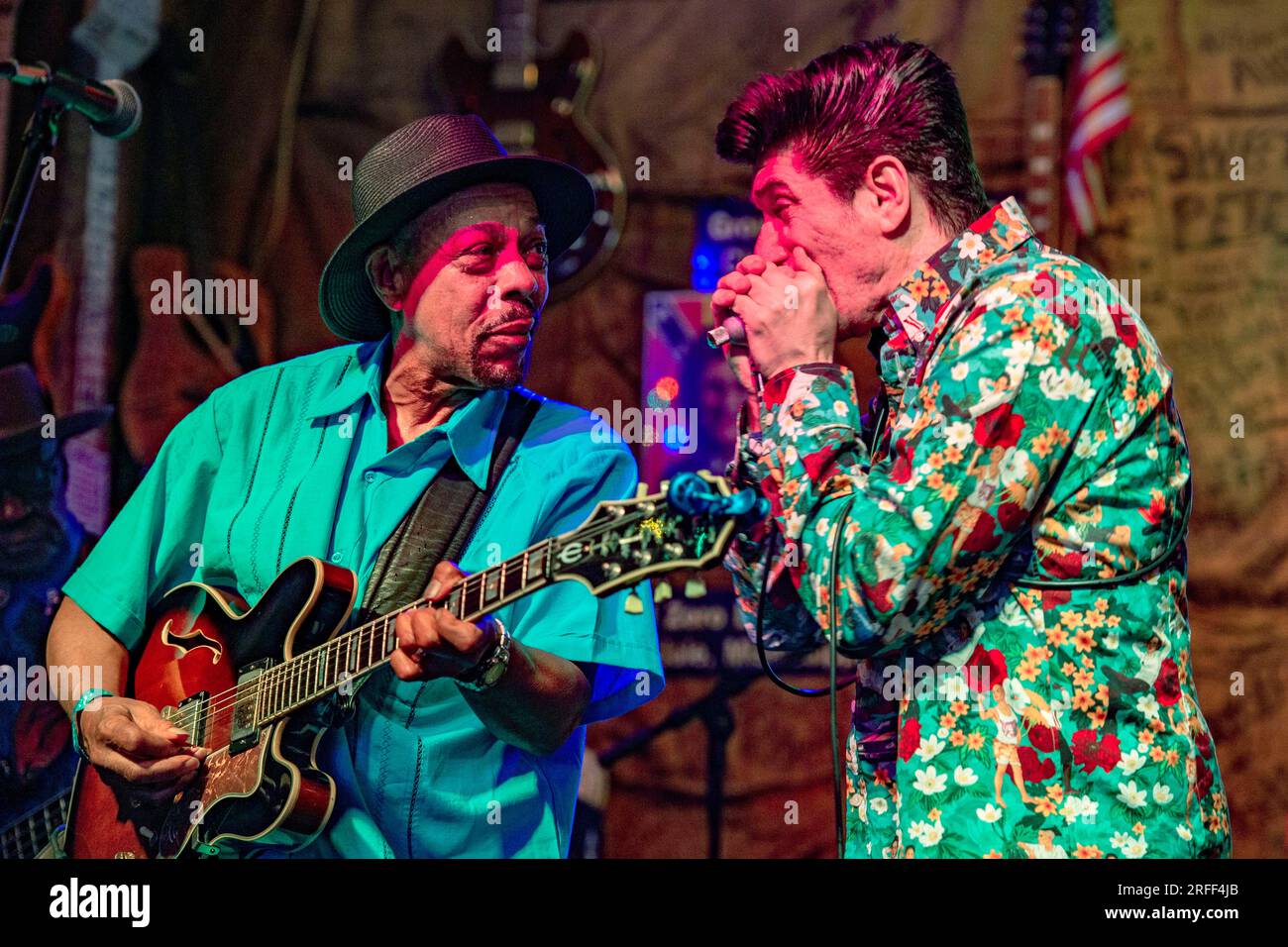United States, Mississippi, Clarksdale, Caravan Blues Fest, John Primer und Bob Corritore (Harmonica) spielen im Morgan Freeman Ground Zero Club Stockfoto
