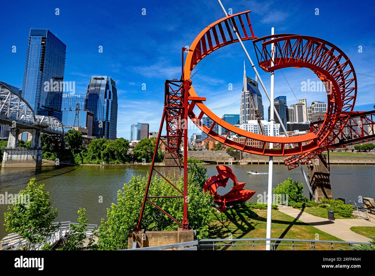 United States, Tennessee, Nashville, in Rot das Geisterballett von der Künstlerin Alice Aycock mit dem Gebäude der Pinnacle Company im Hintergrund Stockfoto