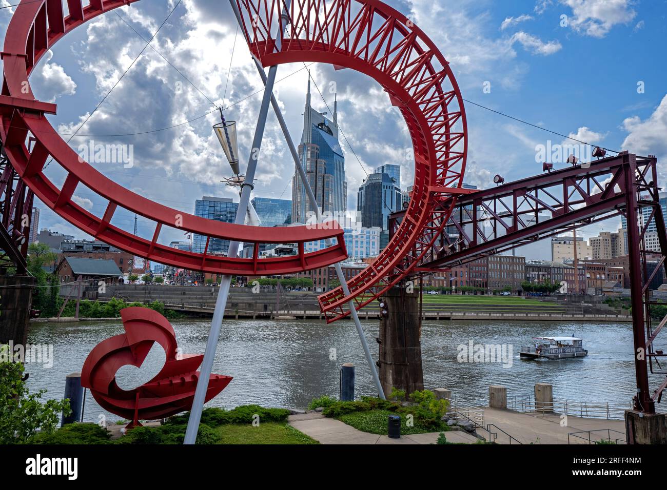 United States, Tennessee, Nashville, in Red The Ghost Balllet von der Künstlerin Alice Aycock und dem Cumberland River Stockfoto