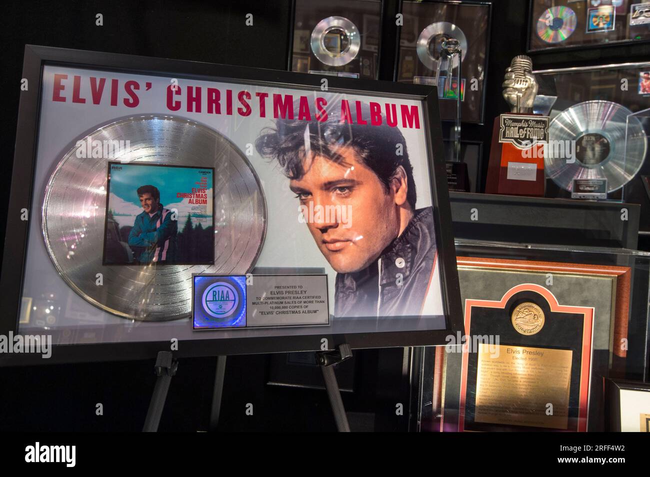 Vereinigte Staaten, Tennessee, Memphis, Graceland, Elvis Presleys Hausmuseum, Ein Raum mit seinen Bühnenkostümen und vielen goldenen Schallplatten Stockfoto