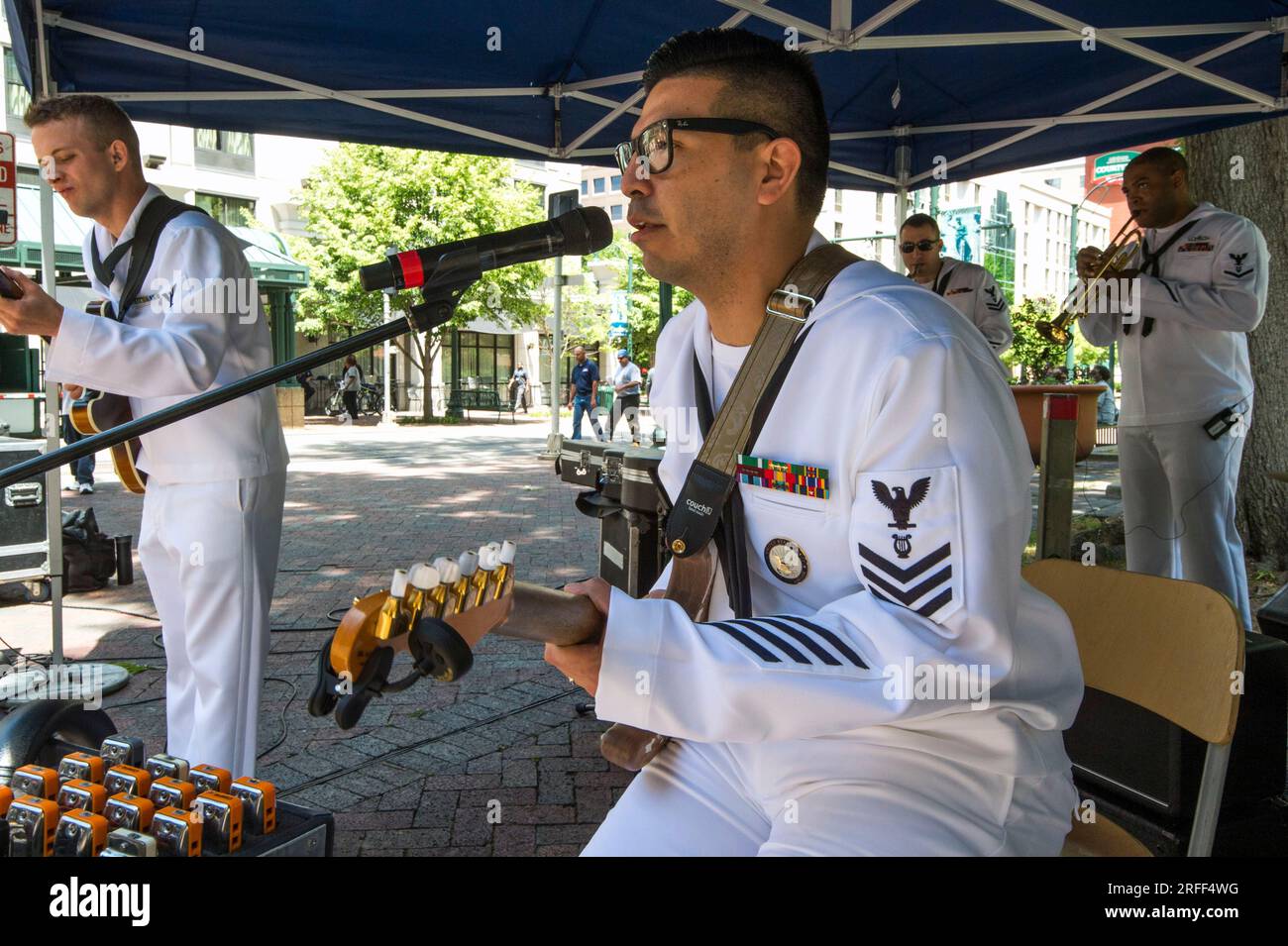 United States, Tennessee, Memphis, Navy Band Great Lakes Navy Blues Orchester spielt im Court Square Park Stockfoto