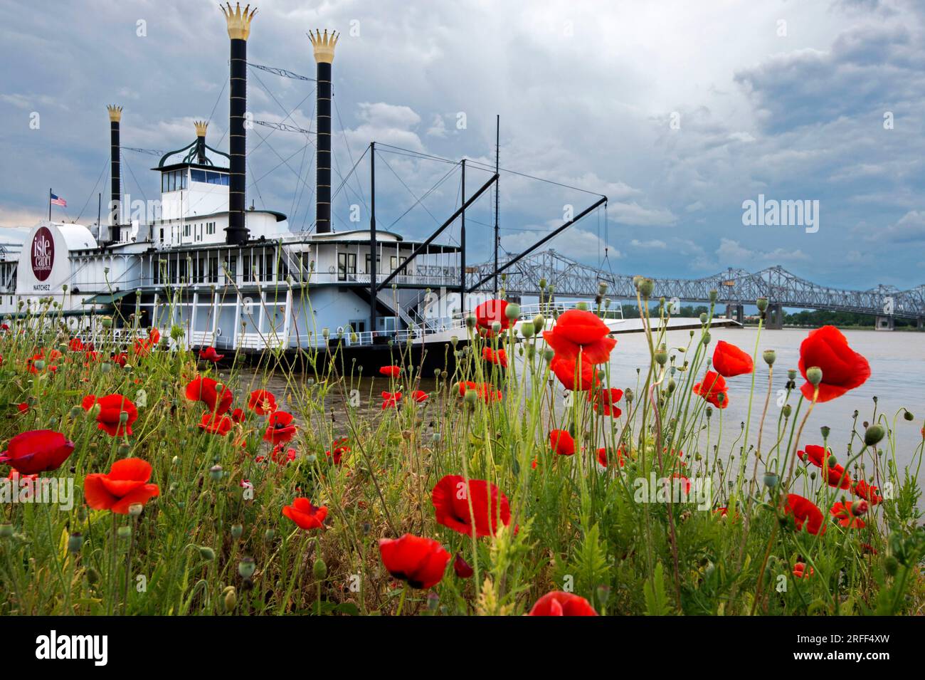 USA, Mississippi, Natchez, Natchez, die Natchez Trace Parkway Bridge über den Mississippi River und das Natchez Steamboat Casino Stockfoto