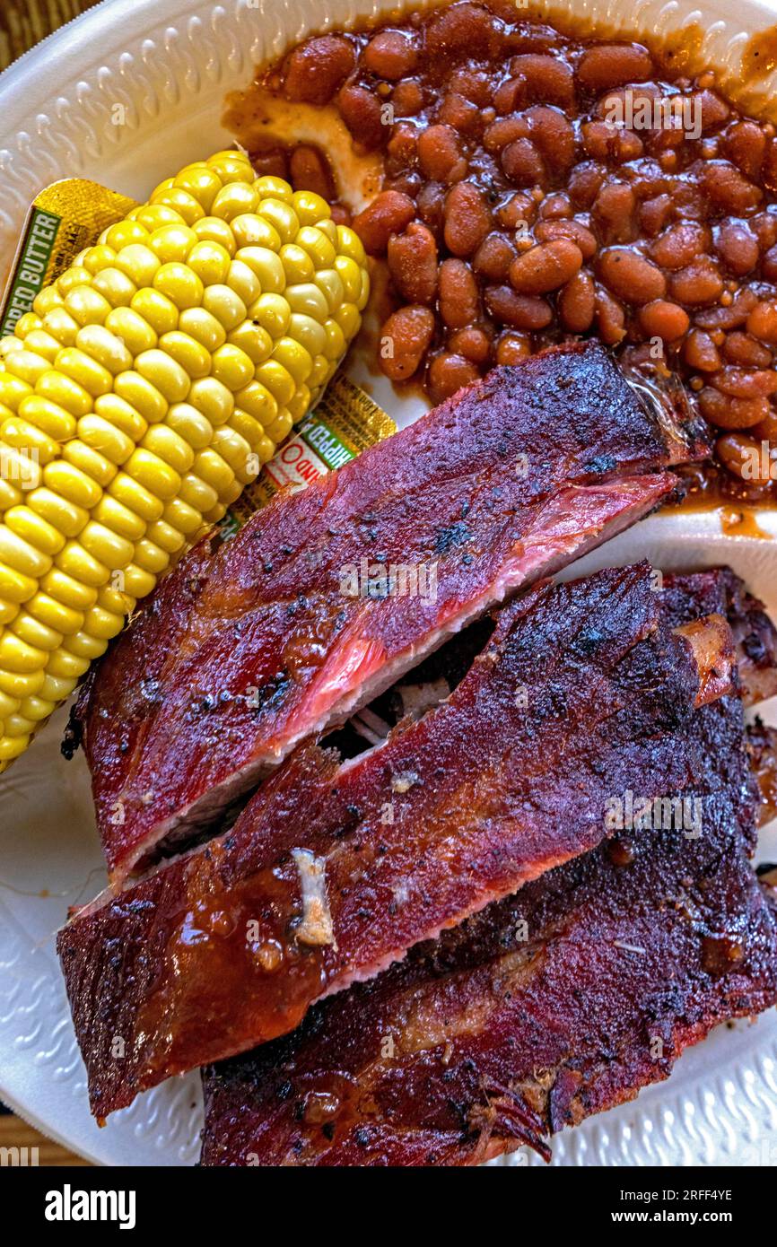 USA, Mississippi, Natchez, Pig Out Inn Barbecue Restaurant, Rippchen Mais und gebackene Bohnen Stockfoto