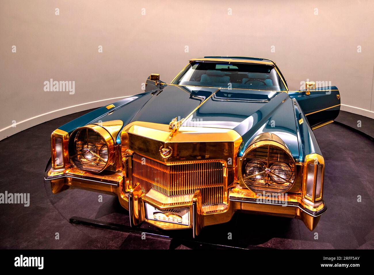 United States, Tennessee, Memphis, das Stax Recording Studios Museum, in dem Isaac Hyes, Otis Redding, Aretha Franklin, Ike und Tina Turner und Hunderte andere aufgezeichnet wurden; dies ist der vergoldete Cadillac von Isaac Hayes Stockfoto