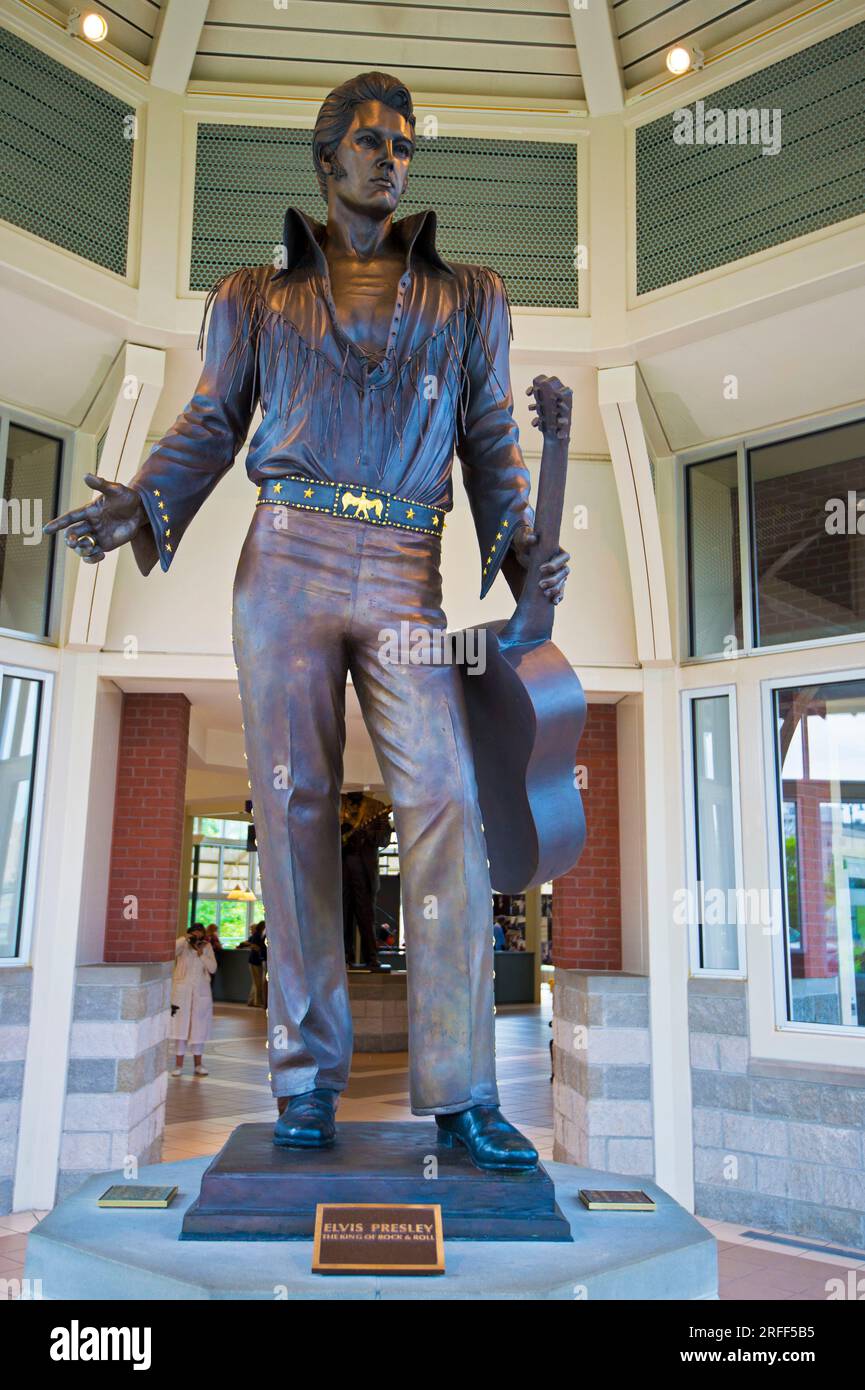 USA, Tennessee, Memphis, Statue von Elvis Presley im Besucherzentrum Stockfoto
