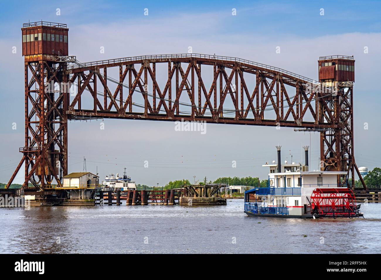 USA, Louisiana, Morgan City, Eisenbahnbrücke über den Atchafalaya River Stockfoto