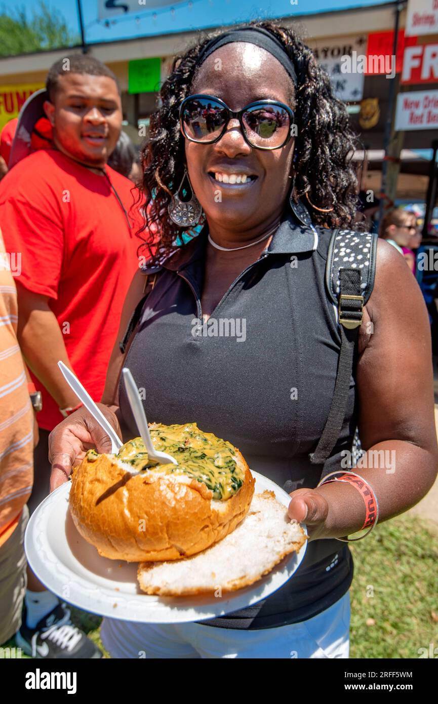USA, Louisiana, Breaux Bridge, Crayfish Festival, Brot gefüllt mit Krebsen und Spinat Stockfoto