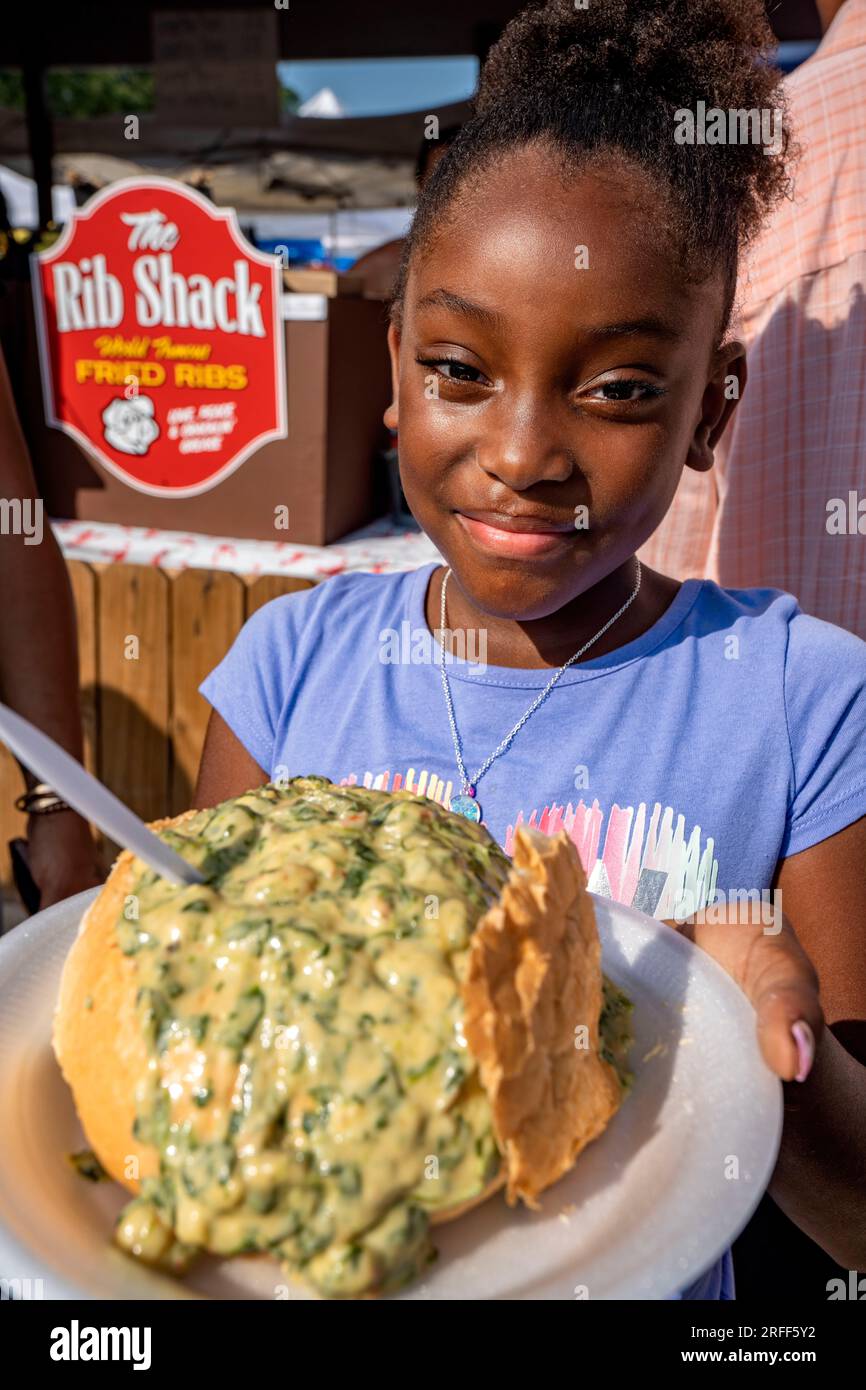 USA, Louisiana, Breaux Bridge, Crayfish Festival, Brot gefüllt mit Krebsen und Spinat Stockfoto