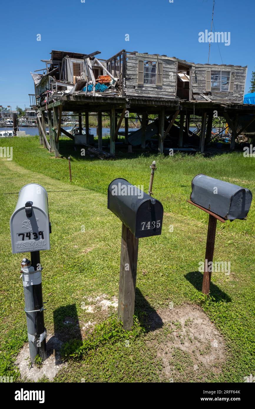 USA, Louisiana, Dulac, Lagerhäuser und Häuser, die durch den Hurrikan vom Oktober 2021 zerstört wurden Stockfoto