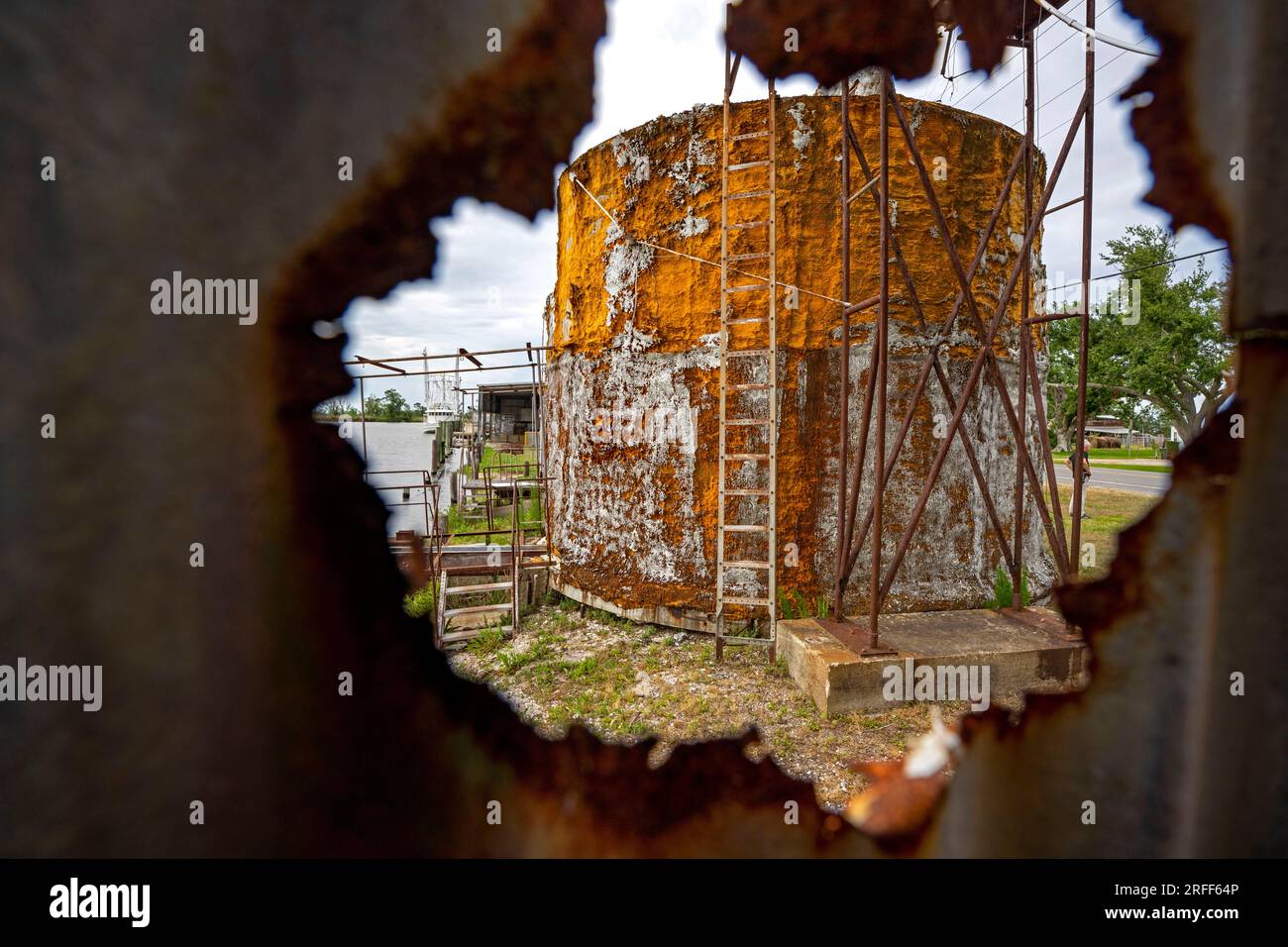 USA, Louisiana, Dulac, Lagerhäuser und Häuser, die durch den Hurrikan vom Oktober 2021 zerstört wurden Stockfoto