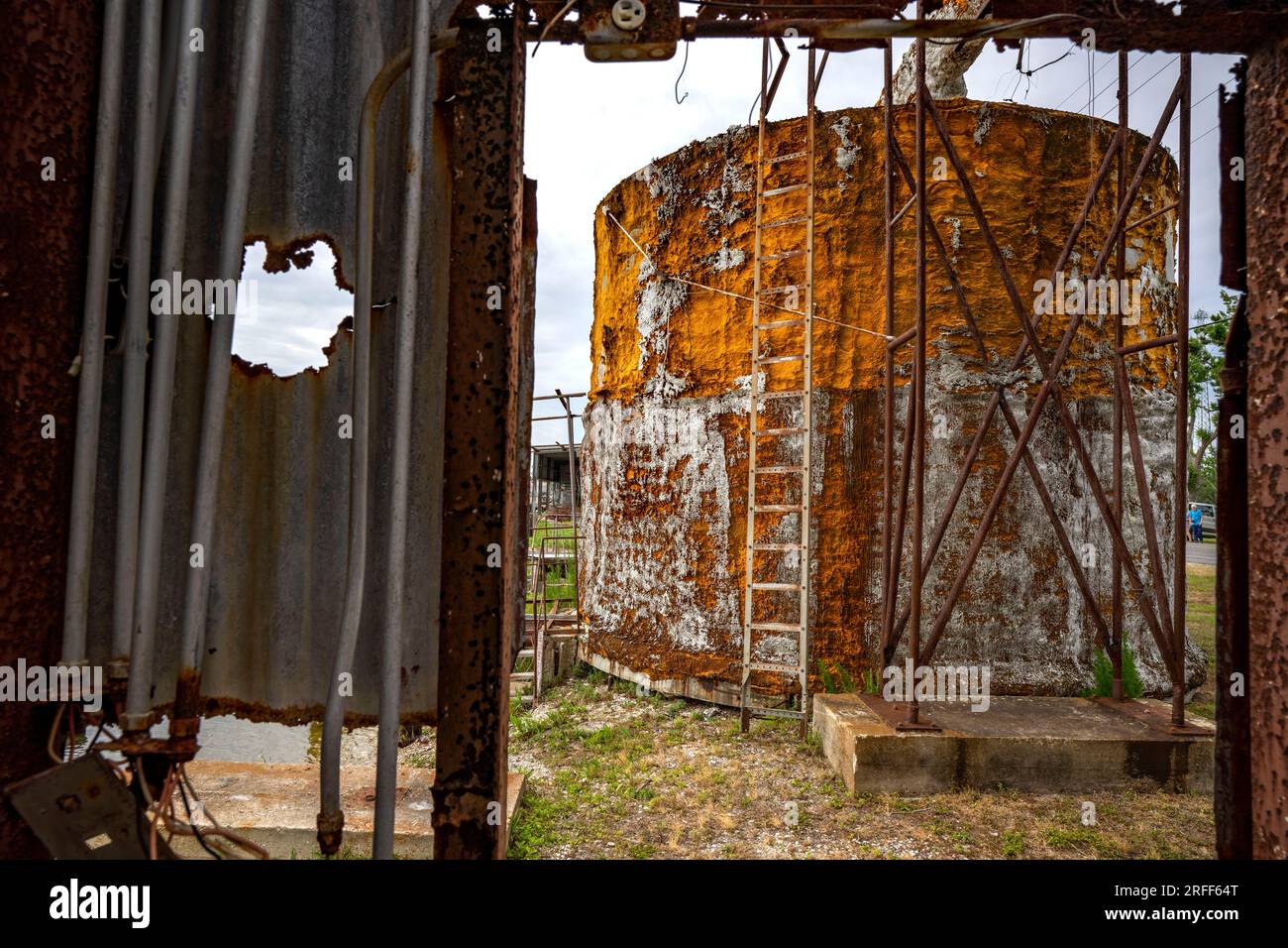 USA, Louisiana, Dulac, Lagerhäuser und Häuser, die durch den Hurrikan vom Oktober 2021 zerstört wurden Stockfoto
