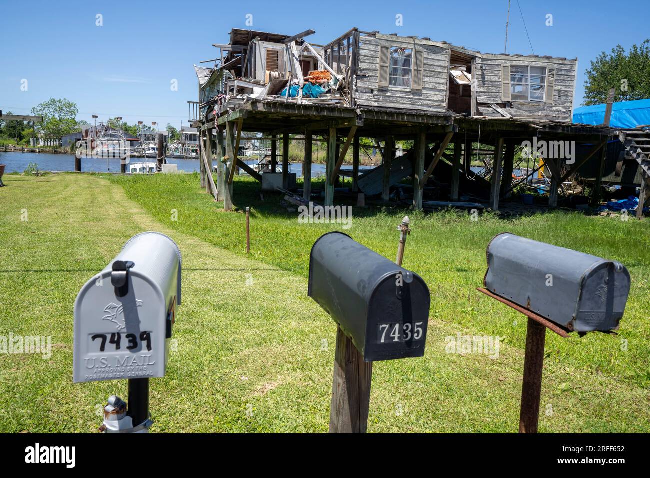 USA, Louisiana, Dulac, Lagerhäuser und Häuser, die durch den Hurrikan vom Oktober 2021 zerstört wurden Stockfoto