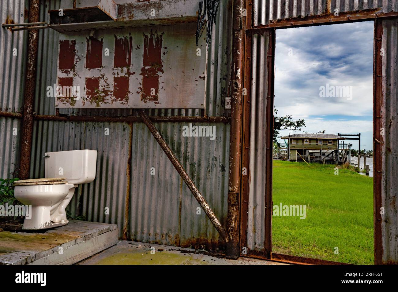 USA, Louisiana, Dulac, Lagerhäuser und Häuser, die durch den Hurrikan vom Oktober 2021 zerstört wurden Stockfoto