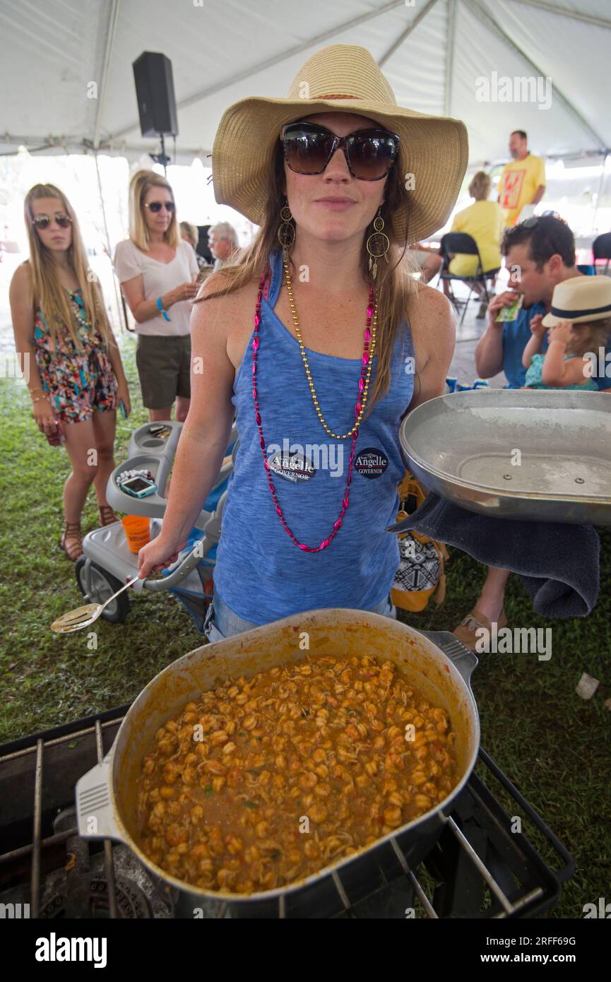 USA, Louisiana, Breaux Bridge, Crayfish Festival, Crayfish Queen Leiton Leblanc beim Etoufee-Wettbewerb für Krebse Stockfoto