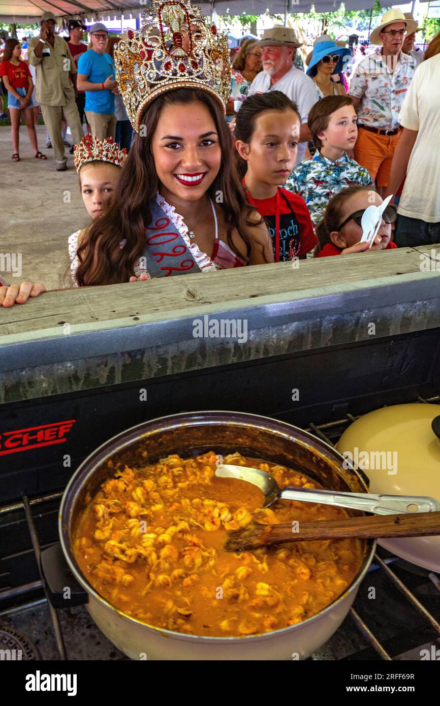 USA, Louisiana, Breaux Bridge, Crayfish Festival, Crayfish Queen Leiton Leblanc beim Etoufee-Wettbewerb für Krebse Stockfoto