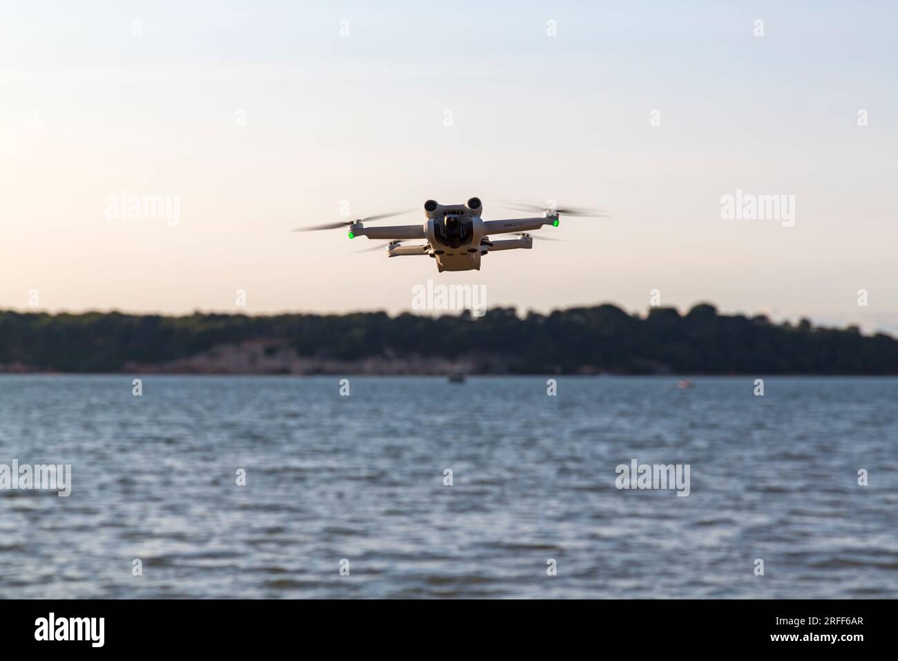 Nahaufnahme der DJI Mini 3 Pro Drohne, die im Juli in Studland, Dorset, Großbritannien fliegt Stockfoto