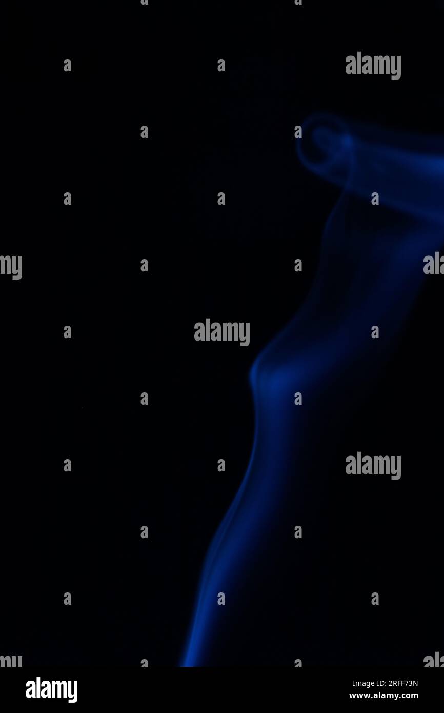 Blauer Rauch auf dunklem Hintergrund, Muster, abstrakter blauer Nebel Stockfoto