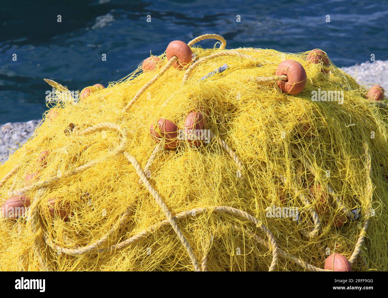 Gelbe Fischernetze am Meer in Samos, Griechenland Stockfotografie - Alamy