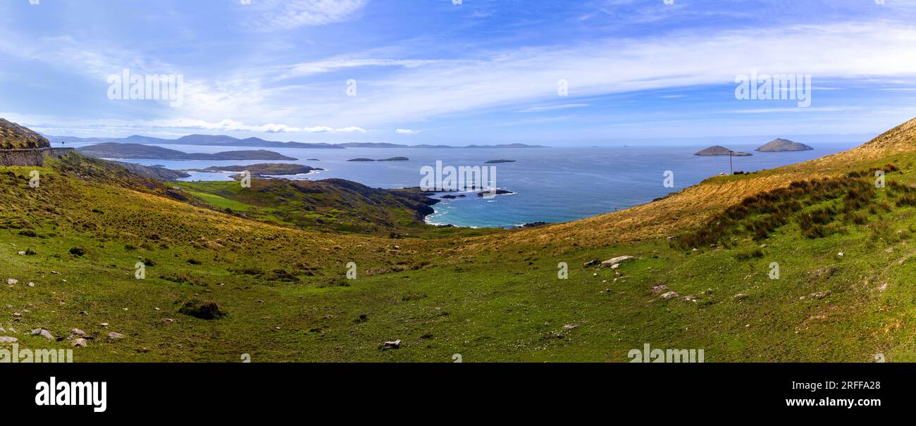 Malerischer Blick über Abbey Island, Deenish Island und Scariff Island vom Aussichtspunkt Com an Chiste, Ring of Kerry, Beenarourke, Balleen, Co Kerry, Irland Stockfoto