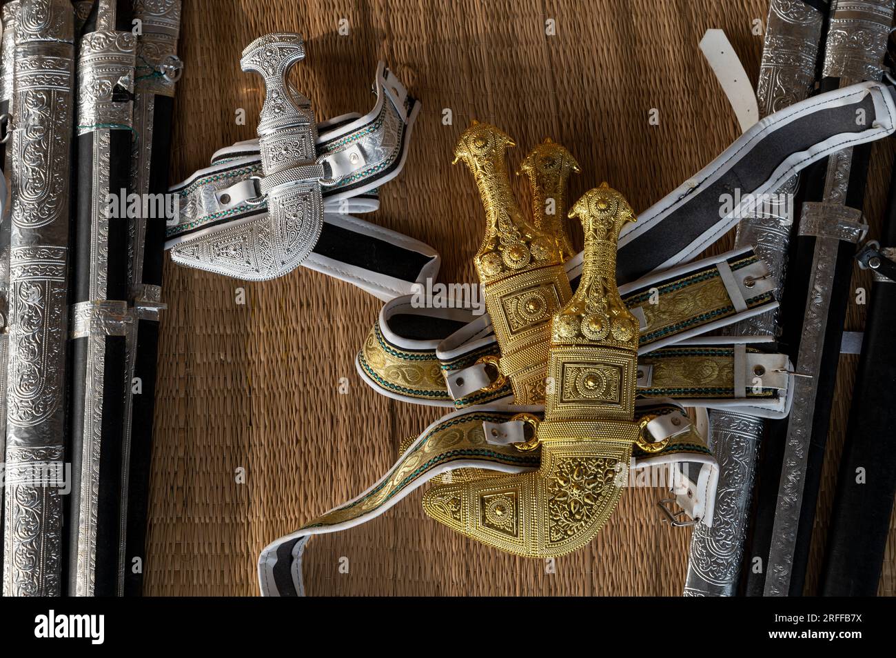 Khanjar aus Silber, arabischer Dolch mit islamischen Motiven. Traditionelles Omanisches Messer Stockfoto