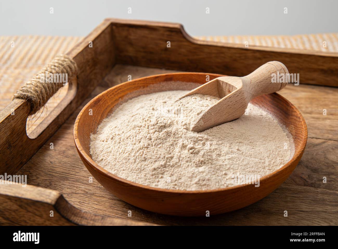 Psylliumschalen-Mehlpulver auf Holzschüssel und Löffel zu Hause. Gesundheitliche Vorteile des Psyllium-Mehl-Konzepts. Stockfoto