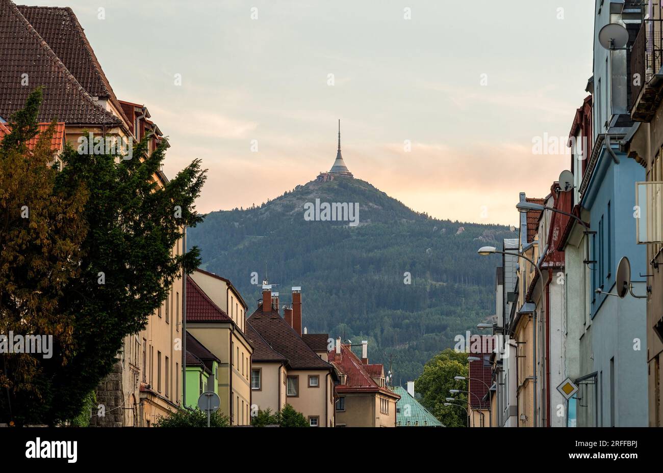 Jestierter Berg aus den Straßen von Liberec, Tschechische Republik Stockfoto