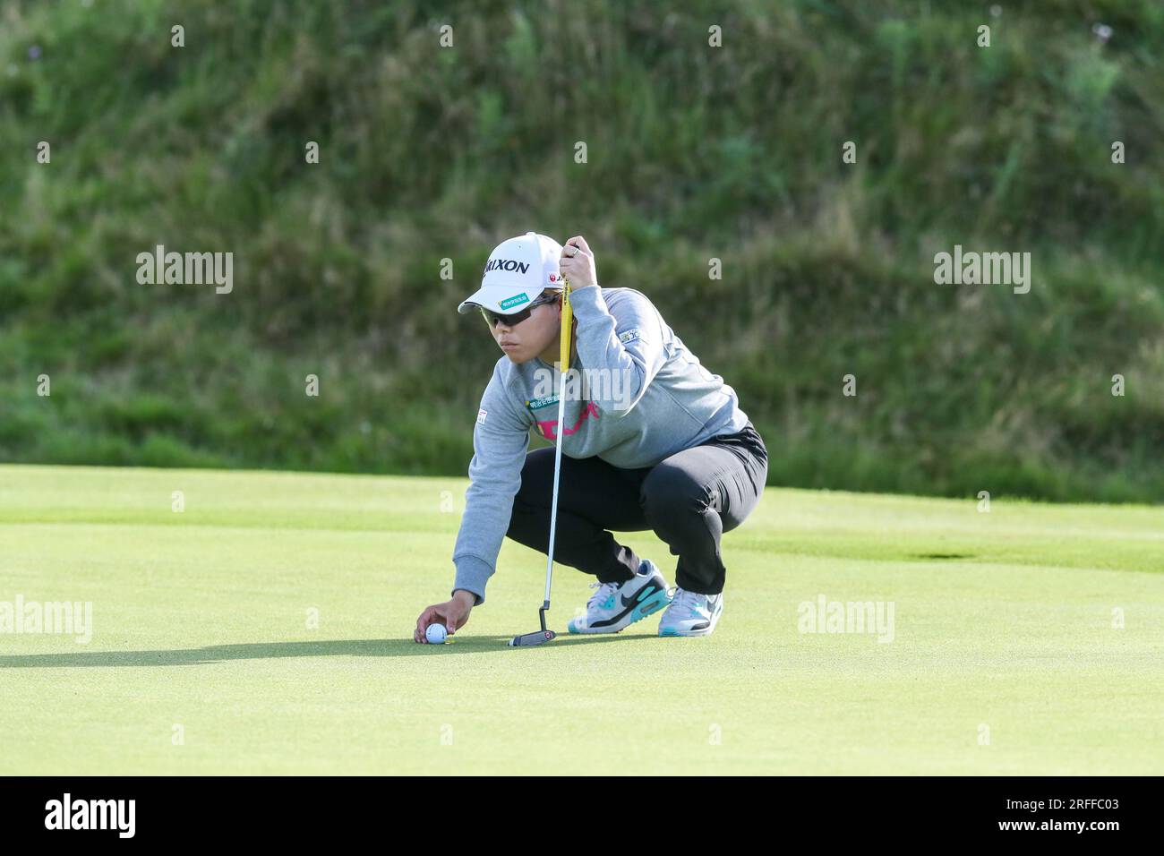 Irvine, Großbritannien. 03. Aug. 2023. An einem Tag 1 des Women's Scottish Open Golfturniers begann ein internationales Feld mit 145 Teilnehmern auf dem Dundonald Links Golf Course in der Nähe von Irvine, Ayrshire Scotland, Großbritannien. Der Wettkampf, über 4 Tage, ist für eine Geldbörse von $2.000.000 und der Schnitt nach der zweiten Runde ist für die Top 65 und Unentschieden. Minami Katsu stellt ihren Putt auf dem 4. Green auf. Kredit: Findlay/Alamy Live News Stockfoto