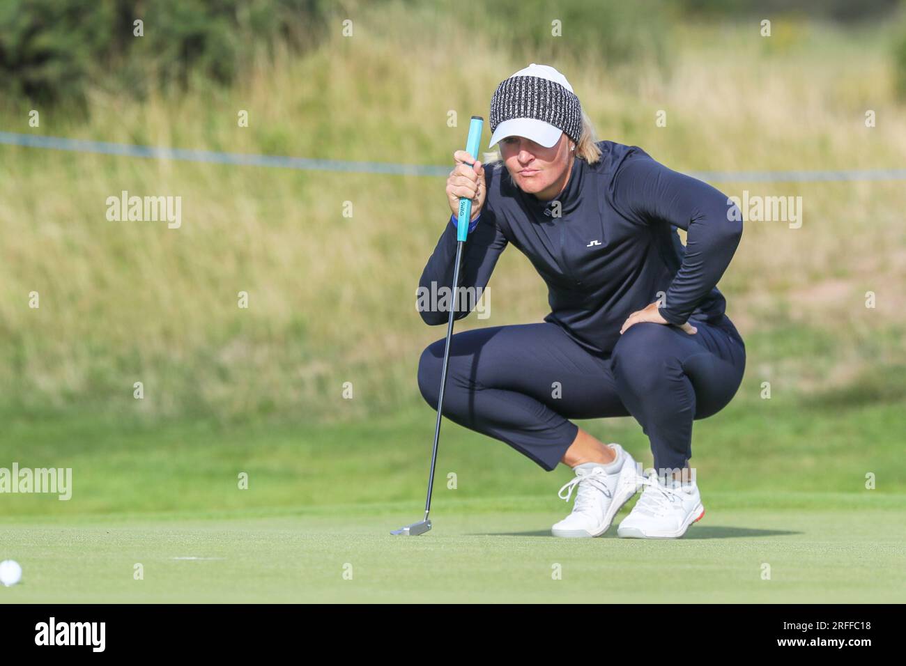 Irvine, Großbritannien. 03. Aug. 2023. An einem Tag 1 des Women's Scottish Open Golfturniers begann ein internationales Feld mit 145 Teilnehmern auf dem Dundonald Links Golf Course in der Nähe von Irvine, Ayrshire Scotland, Großbritannien. Der Wettkampf, über 4 Tage, ist für eine Geldbörse von $2.000.000 und der Schnitt nach der zweiten Runde ist für die Top 65 und Unentschieden. Anna Nordqvist stellt ihren Putt auf dem 4. Green auf. Kredit: Findlay/Alamy Live News Stockfoto