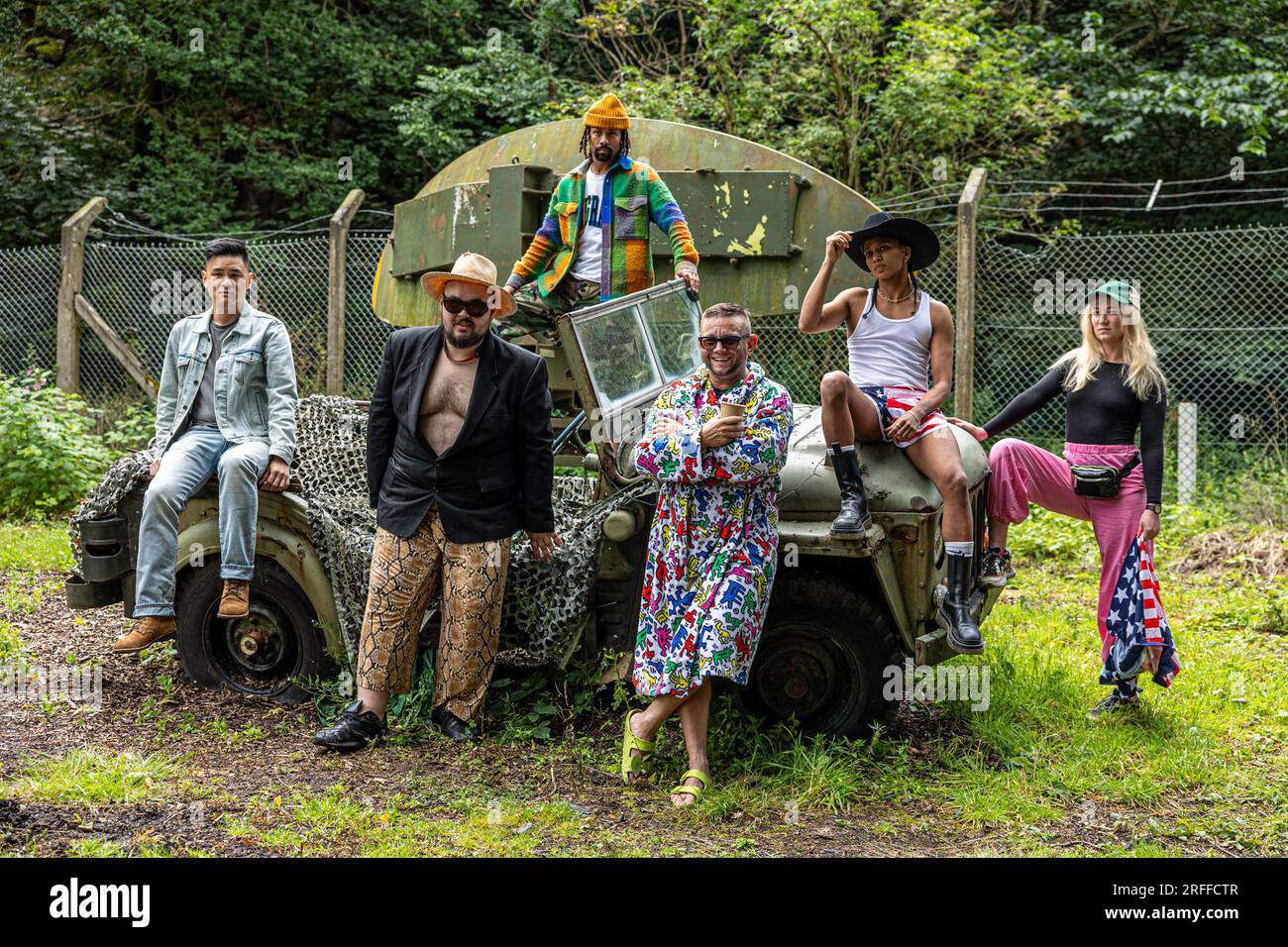 Edinburgh, Vereinigtes Königreich. 03. August 2023, Bild: L to R Hank Chen, will Strange, Antjuan Tobias, 7G, , Janaya Future Khan, Alyssa Poteet. In dem Bestreben, die hohen Unterbringungskosten beim diesjährigen Edinburgh Fringe Festival zu übertreffen, baut im August eine Gruppe von Künstlern ein Lager in einem stillgelegten Nuklearbunker am Stadtrand auf. Die Gesellschaft der Alphabet Soup, die täglich vom 4. Bis 27. August in der Shanghai Night des Le Monde Hotels auftritt, wird während des Festivals in Wohnwagen auf dem Barnton Bunker leben. Kredit: Rich Dyson/Alamy Live News Stockfoto