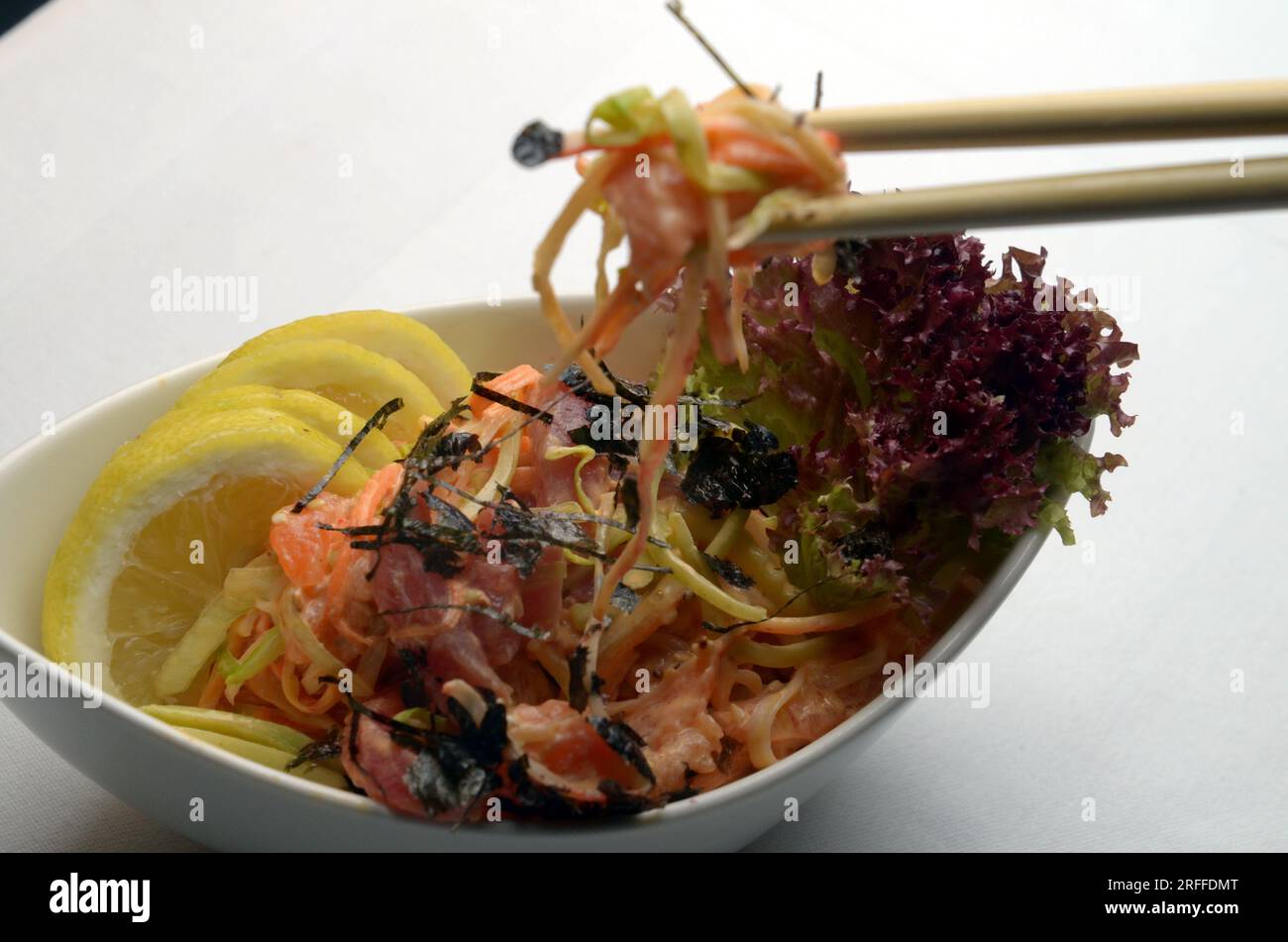 Sushi rollt horizontal auf einer weißen Platte. Stockfoto