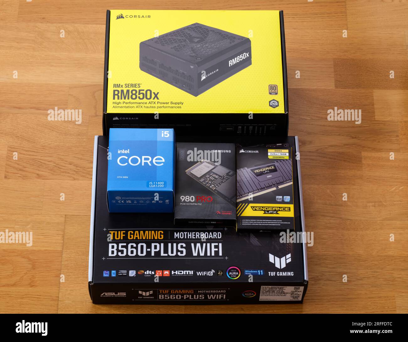 Tambov, Russische Föderation - 07. April 2022 Boxen mit brandneuen Komponenten - Asus TUF Gaming-Mainboard, Intel Core i5 11400 CPU, Corsair DD Stockfoto