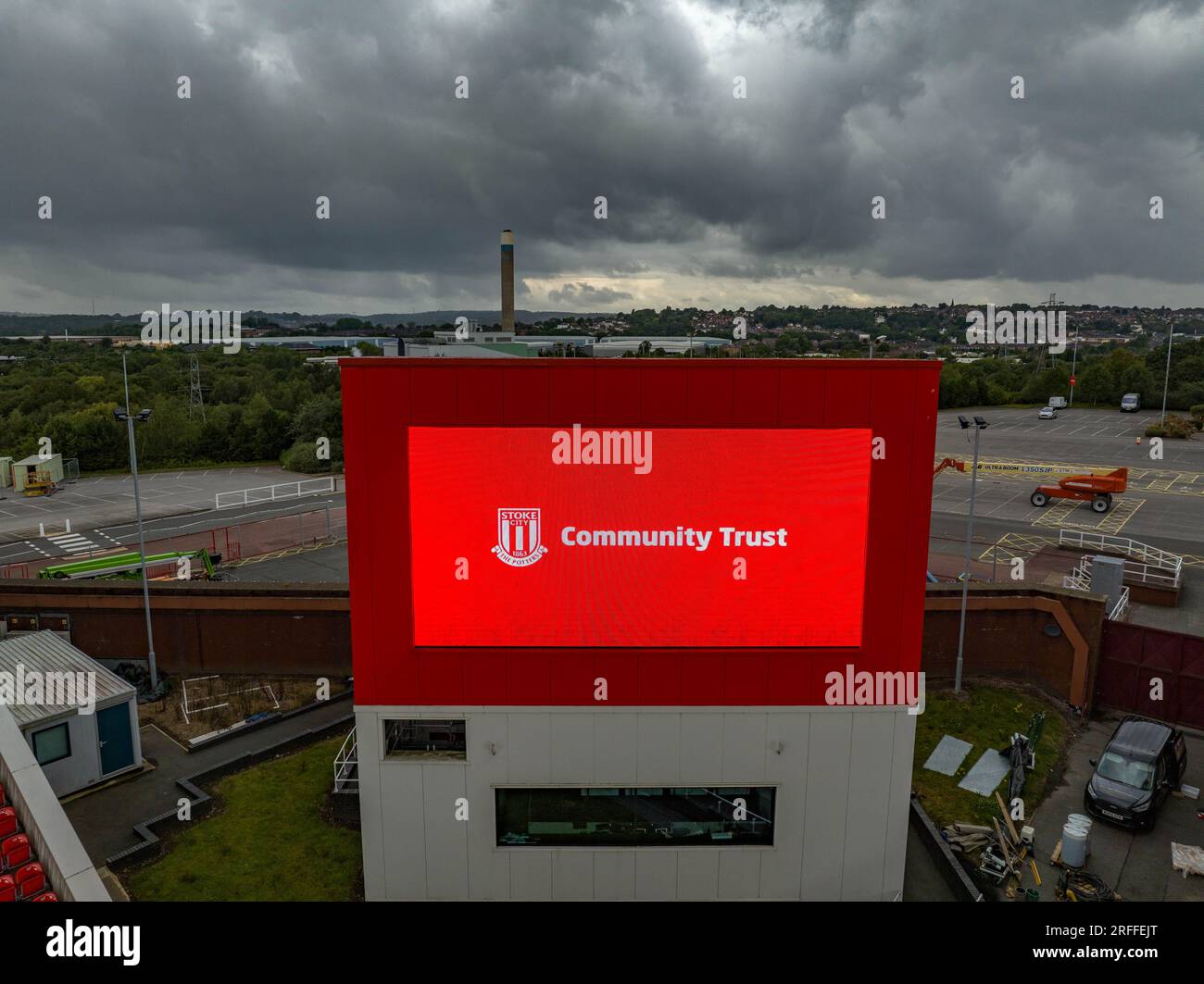 Unterstützung des Stoke City Football Club Community Trust Lade das neue 2023 Trikot mit dem Trust Logo Drohne Luftaufnahmen aus der Luft Stockfoto