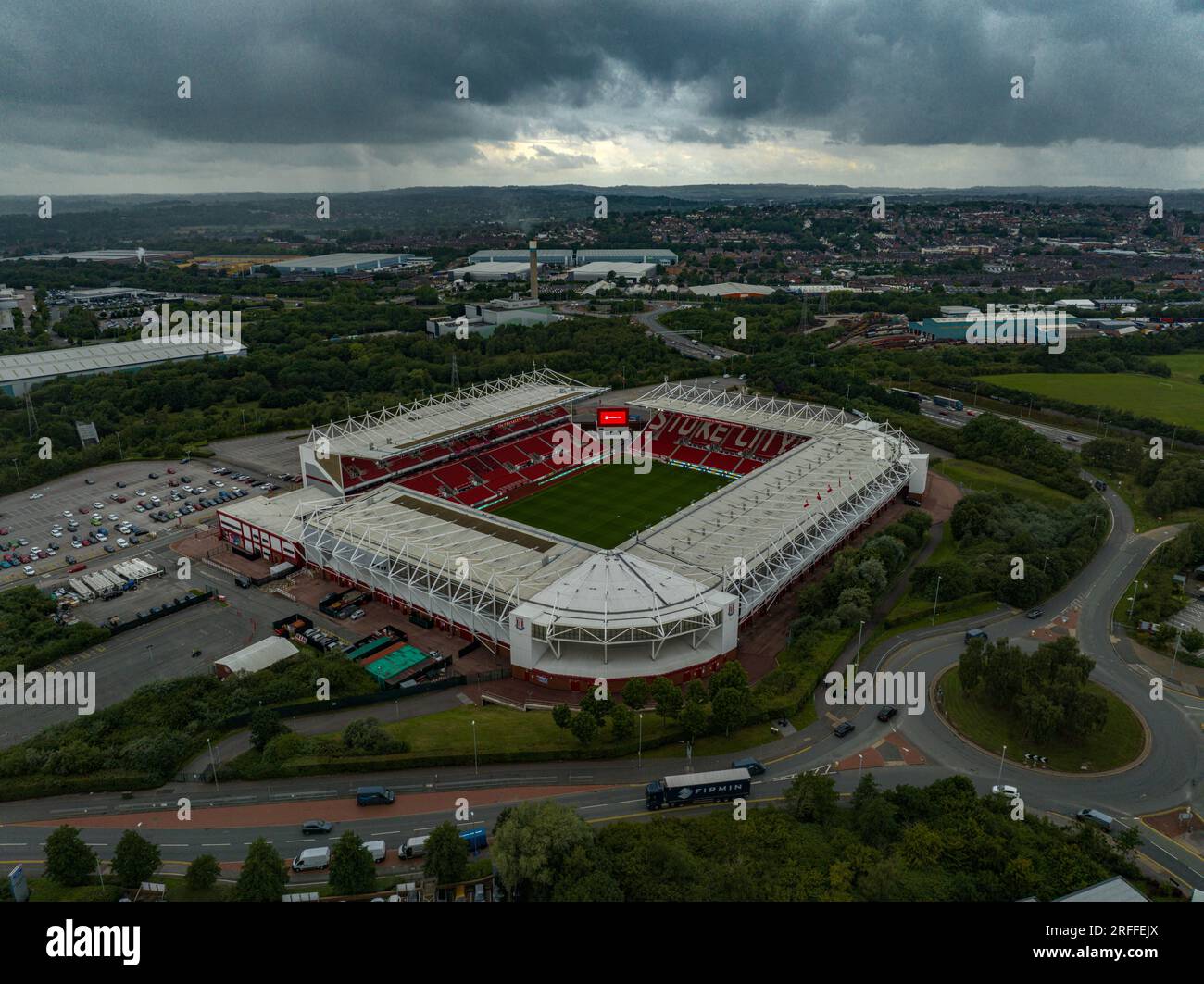 Unterstützung des Stoke City Football Club Community Trust Lade das neue 2023 Trikot mit dem Trust Logo Drohne Luftaufnahmen aus der Luft Stockfoto