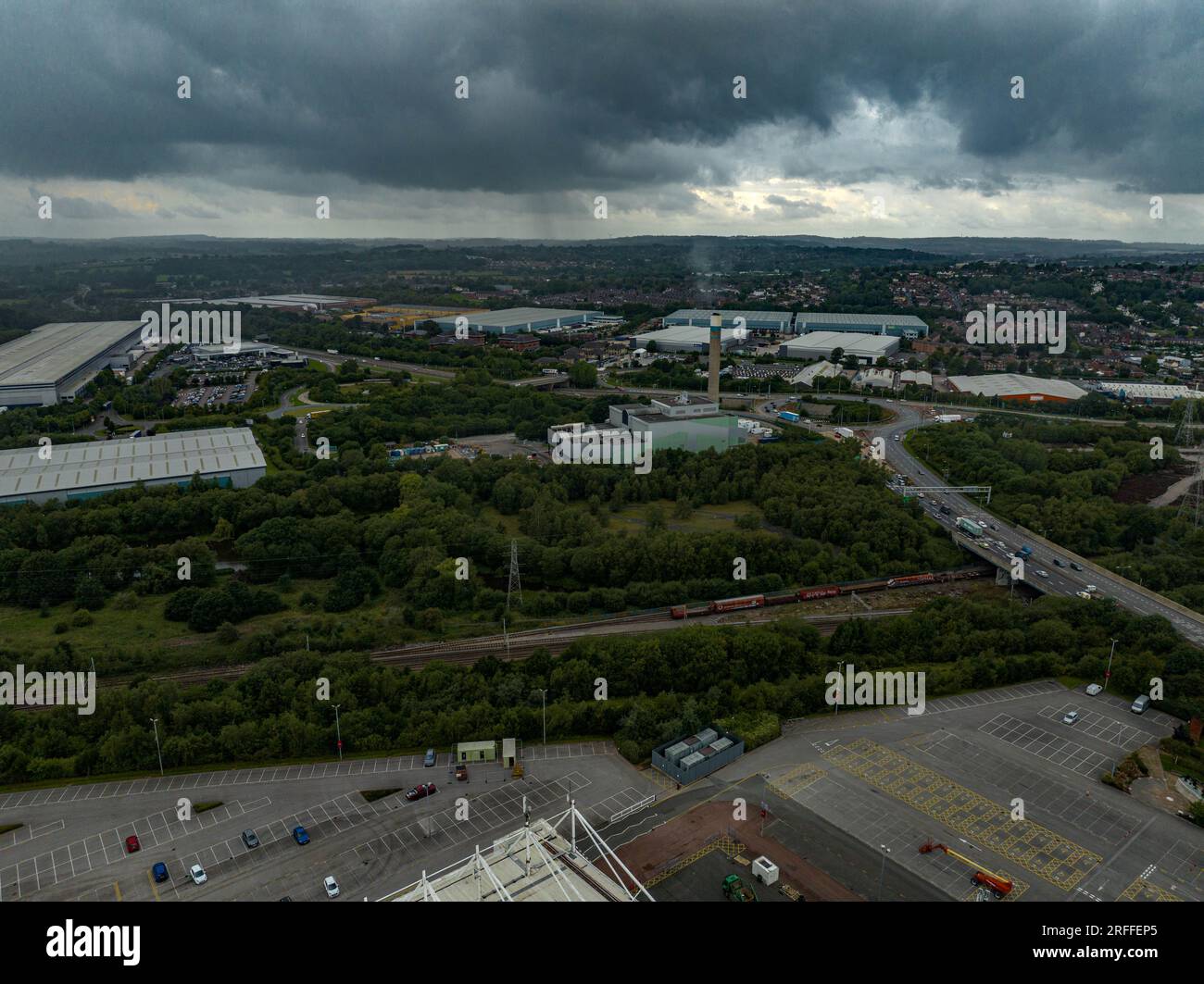 Unterstützung des Stoke City Football Club Community Trust Lade das neue 2023 Trikot mit dem Trust Logo Drohne Luftaufnahmen aus der Luft Stockfoto