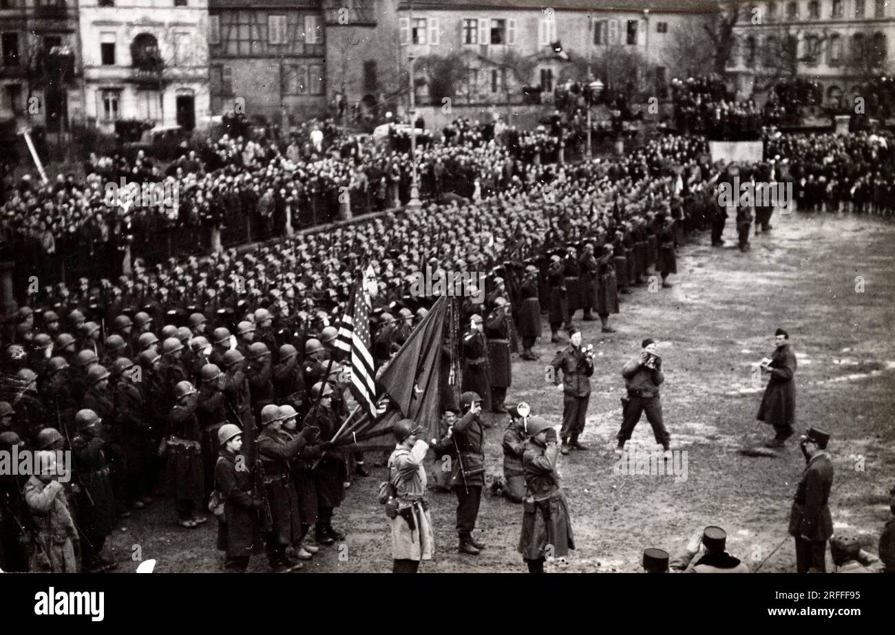 Voyage du General Charles de Gaulle (1890-1970) en Elsace, Colmar, Revue des troupes - Photographie 12021945 Stockfoto