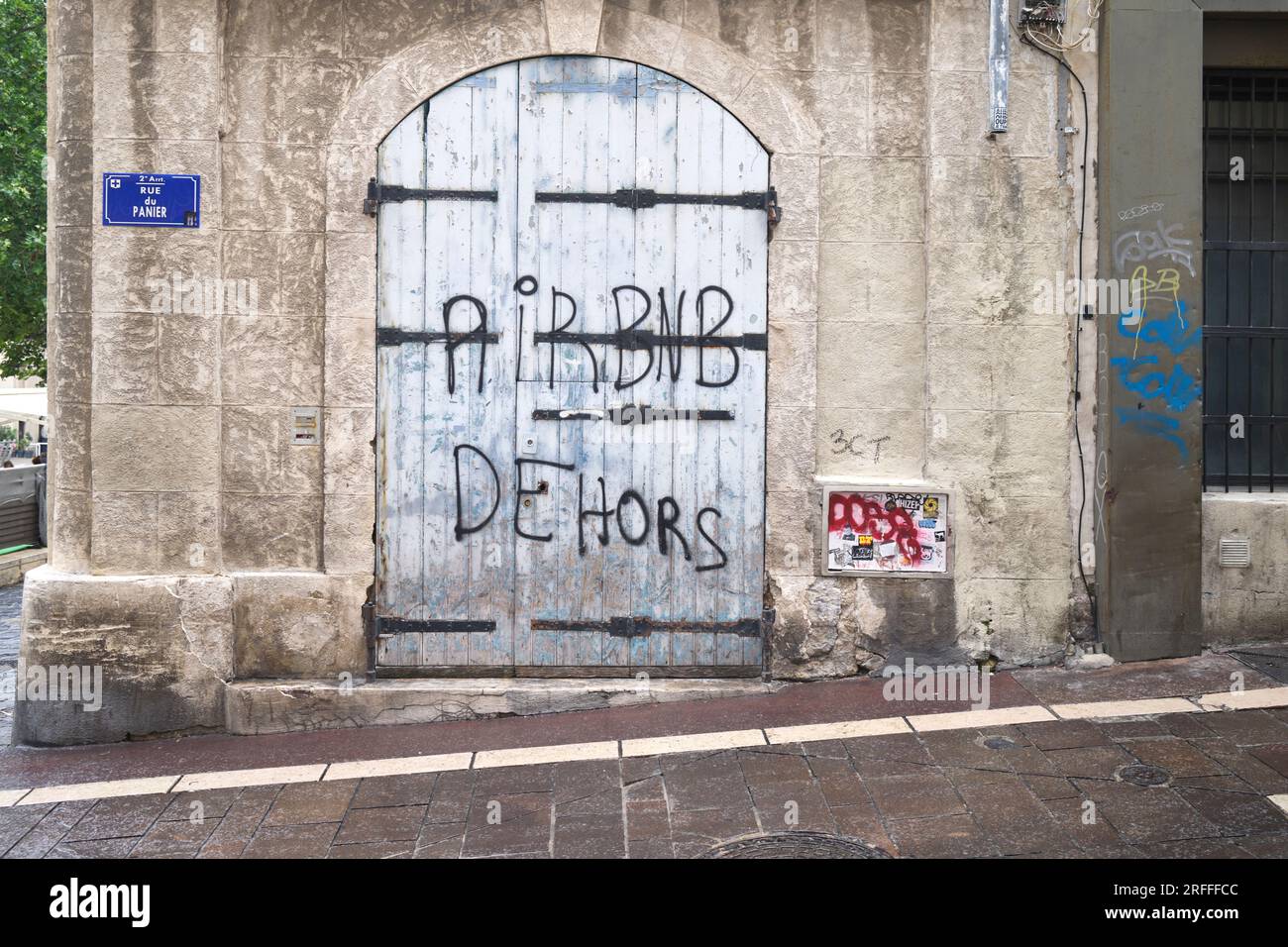 Airbnb Dehors Anti Airbnb Protest Graffiti in Le Panier Bezirk Marseille Frankreich Stockfoto