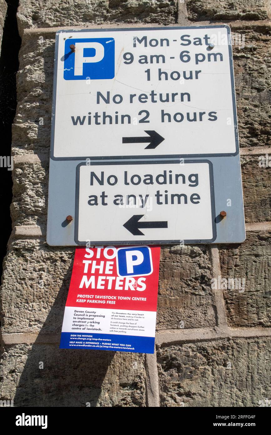 Kampagnenmitteilung zur Einstellung der Installation von Parkuhren in Tavistock, Devon. Parkgebühren-Kampagne. Stockfoto