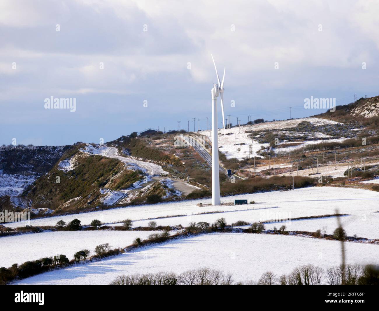 Windturbine im Schnee, Goonamarth, bei Greensplatt, Cornwall. Stockfoto