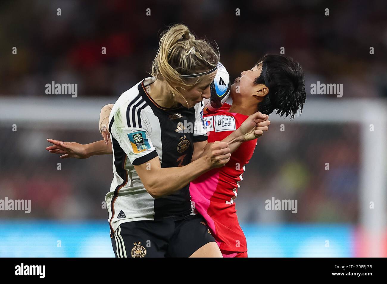 Kathrin Hendrich #3 aus Deutschland und Ji so-yun #10 aus Südkorea kämpfen um den Ball während der FIFA Frauenweltmeisterschaft 2023 Gruppe H Spiel Südkorea gegen Deutschland Frauen im Suncorp Stadium, Brisbane, Australien, 3. August 2023 (Foto von Patrick Hoelscher/News Images) Kredit: News Images LTD/Alamy Live News Stockfoto