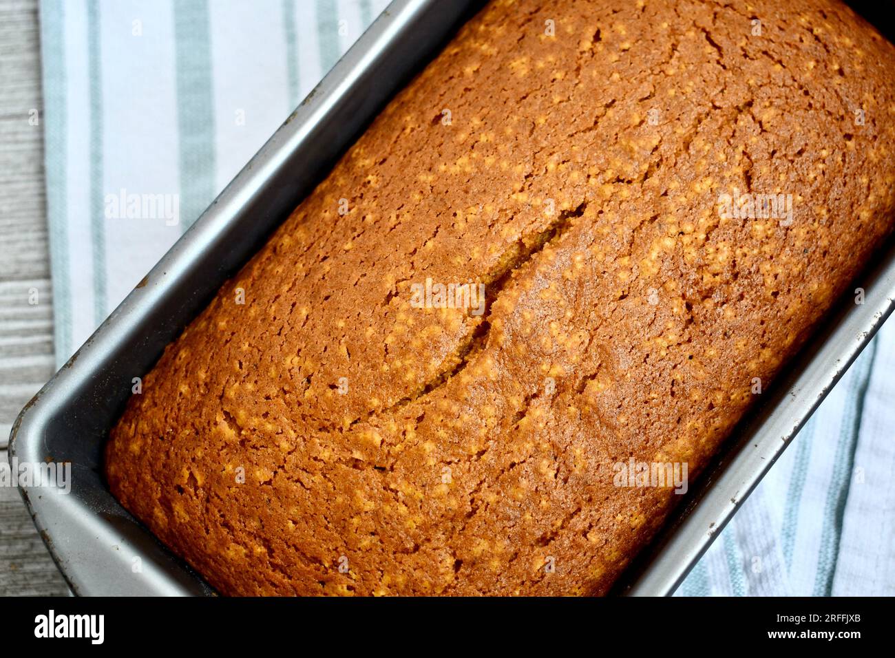 Frisch gebackener Laib mit gewürztem Kürbisbrot auf rustikalem Hintergrund Stockfoto