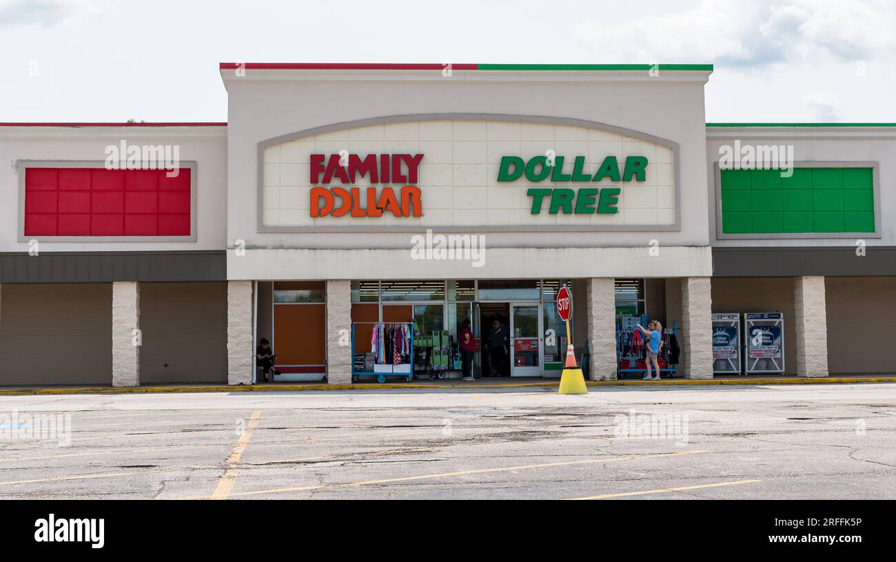 Zwei Schaufensterfronten zusammen, ein Family Dollar und ein Dollar Tree in einem Einkaufszentrum in Waterford, Pennsylvania, USA Stockfoto