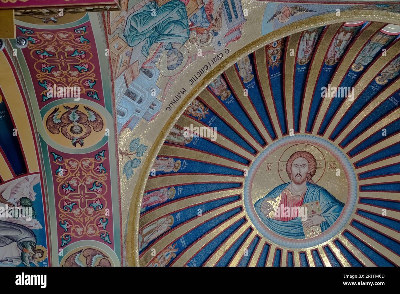 Innenausstattung der orthodoxen Kathedrale von St. Konstantin und Helen mit ihrer hell bemalten Kuppel, Glyfada, Athen, Griechenland, Europa Stockfoto