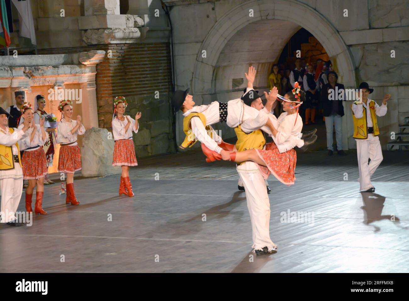 Eine Gruppe von Tänzern aus der Republik Serbien in bunten Kostümen führt beim XXI International Folklore Festival in den anci einen traditionellen Tanz auf Stockfoto