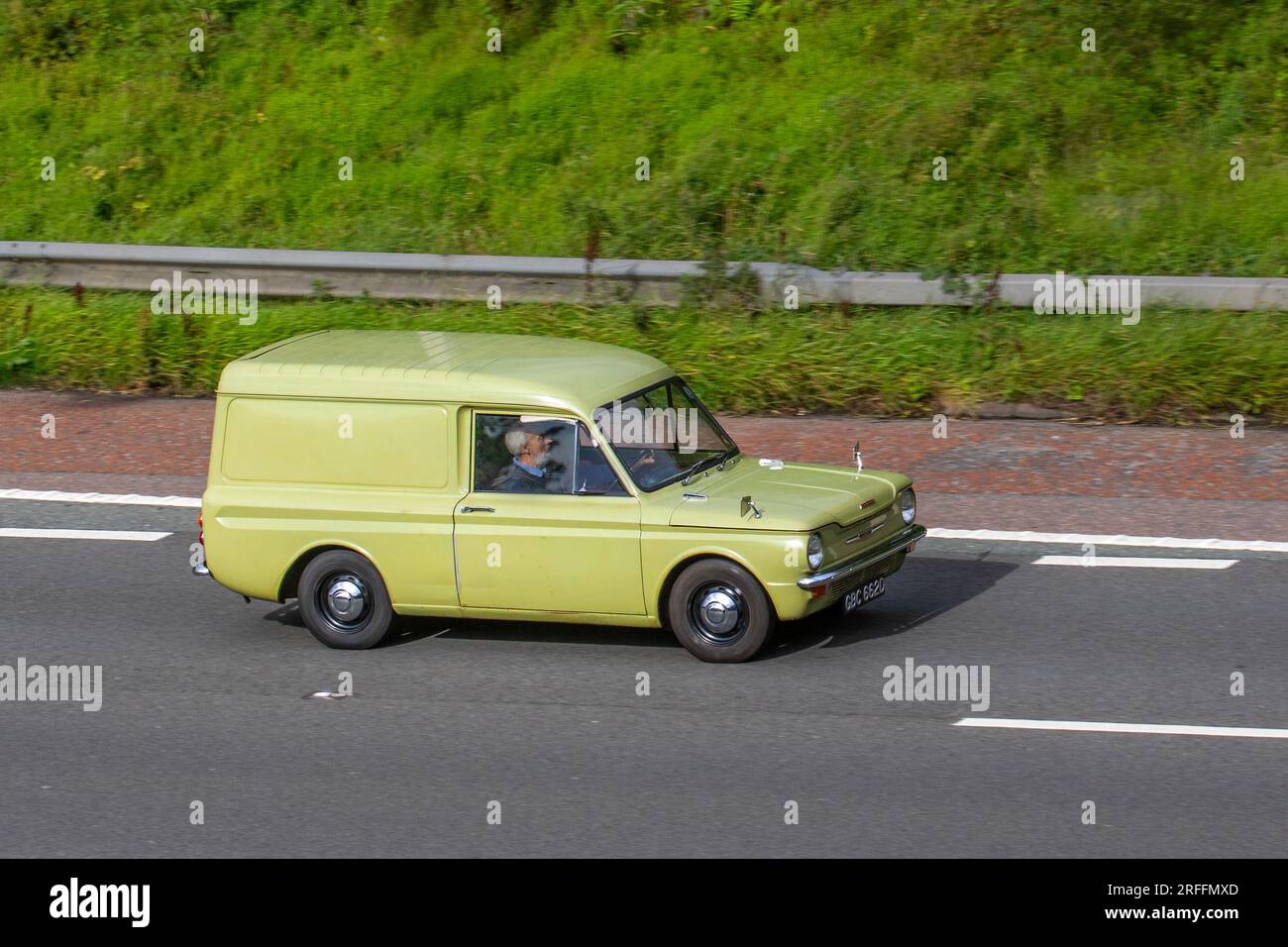 1966 60s Sixties Rootes Group Green restaurierter Retro-Commer Van, der mit hoher Geschwindigkeit auf der Autobahn M6 in Großraum Manchester fährt Stockfoto