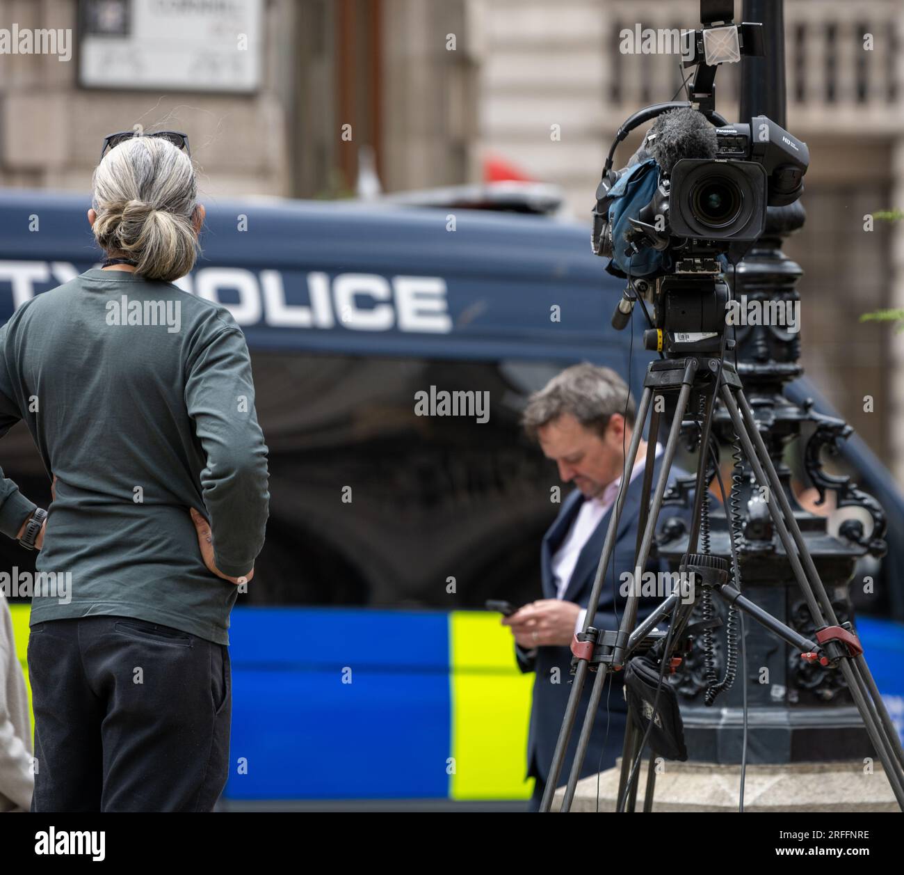 London, Großbritannien. 3. Aug. 2023. Die Bank of England erhöht die Zinssätze auf 5,25% Media Wait außerhalb der Bank of England für die Ankündigung der Zinssätze Credit: Ian Davidson/Alamy Live News Stockfoto